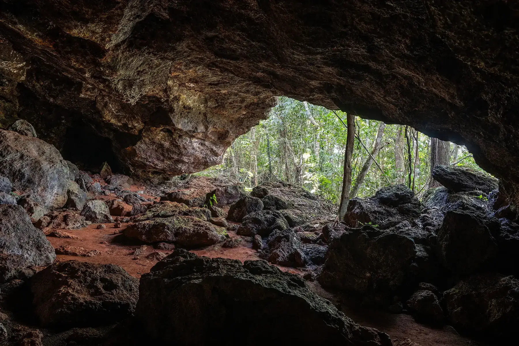 Interior de uma caverna ferrífera na Floresta Nacional de Carajás